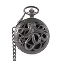 Gros plan détaillé d'une montre de poche vintage avec un design évidé de poulpe très complexe - Poulpe Argent Antique