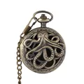 Vue détaillée d'un boîtier de montre de poche vintage en bronze avec un poulpe - Poulpe Bronze