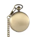 Gedetailleerde weergave van een gladde bronzen zakhorlogekast met een dikke schakelketting - Glad Brons
