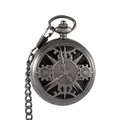 Detail van antiek zilveren zakhorlogekast met tandwiel hol ontwerp en bijbehorende ketting. - Hol Tandwiel Antiek Zilver