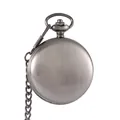 Achteraanzicht van vintage geborsteld metalen zakhorlogekast met stevige zilveren ketting - Glad Antiek Zilver