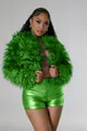 Giacca corta in finta pelliccia verde brillante con pantaloncini coordinati in primo piano - Verde