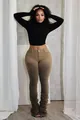 Detailansicht der stylischen, schmal geschnittenen Khaki-Hose mit hoher Taille - S / Unterteile / Kaffeebraun
