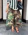 Detailansicht der trendigen Streetstyle-Cargohose mit Camouflage-Muster und weitem Bein. - S / Klassisches Grün