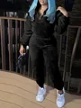 Gros plan d'un ensemble deux pièces noir duveteux avec manches longues et pantalon d'hiver - S / Haut Et Bas / Noir