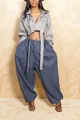 Detailweergave van stijlvolle oversized marineblauwe baggy broek met een grijs cropped shirt - S / Bottoms / Blauw