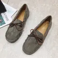Mocassini in camoscio grigio con fiocco decorativo in pelle marrone e suola piatta comoda - 35 / Fodera Singola / verde-grigio