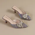 Elegante muiltjes met spitse neus, kitten-hak en strass-strik in lichtblauw gaas - 34 / Magisch blauw