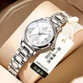 Elegante silberne Damen Quarzuhr mit Kristallmarkierungen auf einem Uhrenständer - Stahlarmband Stil (634) / Silber/Weiß