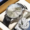 Reloj clásico para hombre estilo automático con calendario de día y fecha y correa de cuero - Estilo Mecánico Hueco / Caja Plateada Esfera Gris - Correa de Cuero