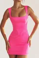 Detailopname van een neonroze bodycon mini-jurk met een vierkante hals en slanke pasvorm. - XS / Dresses / Rozerood