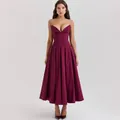 Elegante vestido midi de corsé bordeaux sin tirantes con falda plisada y corte slim. - Burdeos