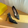 Elegante zwarte geweven stiletto's met spitse neus en een stijlvolle gouden gesp - Maat 34 / 10CM Hak / Zwart