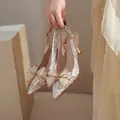 Elegantes zapatos de tacón brillante con un gran lazo decorativo de cristal y punta fina - 34 / Tacón 7.5cm / Champán