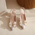 Elegantes tacones slingback de punta con purpurina plateada y un gran lazo de cristal - 34 / Tacón de 5cm / Champán