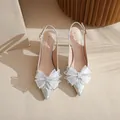 Tacones plateados de purpurina con punta fina, lazo de cristal y cierre de hebilla - 34 / Tacón de 5cm / Plateado