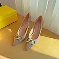 Elegante beige geweven pumps met spitse neus en modieuze metalen kettinggesp detail - Maat 34 / 7.5cm Hak / Khaki