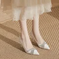 Eleganti décolleté a punta bianche in microfibra con cinturino incrociato in strass - 31 / Tacco da 5cm / Bianco