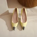 Eleganti décolleté in vernice giallo pallido a punta con raffinato dettaglio metallo - 42 / Stile Tacco a Spillo 5cm / Giallo chiaro