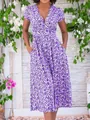 Detail eines lila geblümten Boho-Maxikleides mit V-Ausschnitt und praktischen Taschen. - Violett