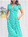 Sommerliches Boho-Maxikleid mit Blumenmuster, V-Ausschnitt und Taschen in Gartenumgebung - S / Kleider / Grün