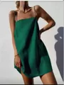 Vista detallada del tejido con textura de un vestido lencero de lino verde esmeralda - S / Vestidos / Verde