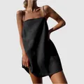 Detalle que muestra el ajuste relajado y la textura del vestido negro de algodón y lino - S / Vestidos / Negro