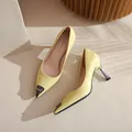 Eleganti décolleté a punta in pelle verniciata gialla con punta metallica e cristalli - 42 / Stile Tacco a Spillo 7.5cm / Giallo chiaro