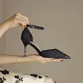 Eleganti tacchi a spillo neri a punta con tessuto strutturato e cinturino alla caviglia. - 34 / Tacco 7.5cm / Nero