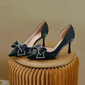 Eleganti décolleté in raso nero con fiocco di strass di lusso e design laterale aperto - 31 / Tacco 7.5cm / Nero