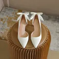Eleganti décolleté in raso bianco a punta con fiocco in seta e design d'Orsay - 31 / Altezza tacco 5 cm (Bianco)