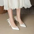 Eleganti décolleté d'Orsay in raso bianco con fiocchi posteriori e tacchi a spillo. - 31 / Tacco 7.5cm / Bianco