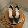 Eleganti scarpe décolleté nere a punta con cinturino alla caviglia di perle in raso - 42 / 5cm / Nero