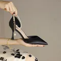 Eleganti décolleté in raso nero a punta con cinturino alla caviglia di perle - 42 / 7.5cm / Nero