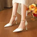 Eleganti scarpe con tacco a punta bianche con cinturino metallico alla caviglia - 34 / 7.5cm Bianco Sporco