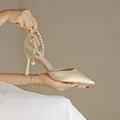Elegante champagnergoldene High Heels mit spitzer Kappe und einzigartigem Perlen-Fesselriemen. - 42 / 7.5cm / Aprikose