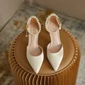 Elegante cremefarbene Satin-Stilettos mit spitzer Zehenpartie und luxuriösem Perlenriemen - 42 / 5cm / Aprikose