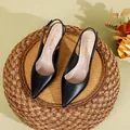 Eleganti sandali neri a punta con tacco a spillo e cinturino per un look professionale. - 38 / Stile Tacco a Spillo 5cm / Nero