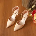 Eleganti sandali nude a punta con tacco alto e dettaglio cinturino con catena dorata - 34 / Tacco da 5cm / nudo