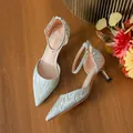 Elegantes zapatos de salón plateados con purpurina, punta fina y tira al tobillo - 34 / Tacón de 5cm / Plateado