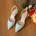 Elegantes zapatos de tacón con purpurina plateada, punta fina y correa en el tobillo. - 34 / Tacón 7.5cm / Plateado