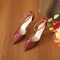 Elegante weinrote Lackleder-Stilettos mit spitzer Kappe und goldenem Knöchelriemen - 34 / 5cm Weinrot