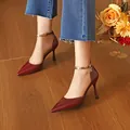 Elegante weinrote spitze High Heels für Damen mit goldenem Schuppen-Knöchelriemen - 34 / 7.5cm Weinrot