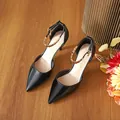 Klassische schwarze Stilettos mit spitzer Zehenpartie und elegantem goldenen Fesselriemen - 34 / 5cm Schwarz