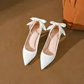 Eleganti décolleté bianche in seta a punta con cinturino e fiocco - 42 / Tacco a Spillo Basso / Bianco avorio