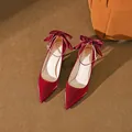 Eleganti décolleté in seta bordeaux a punta con fiocco sul cinturino alla caviglia - 42 / Tacco a Spillo Basso / Borgogna