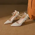 Eleganti decolleté in raso bianco perla con cinturino alla caviglia e fiocco posteriore - 42 / 7.5CM Tacco a Spillo / Champagne