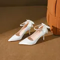 Elegante weiße Seidenpumps mit spitzer Zehenpartie, Knöchelriemen und Schleife an der Ferse - 42 / 7.5CM Stilettabsatz / Gebrochenes Weiß