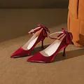 Elegante dunkelrote Seiden-Stilettos mit spitzer Kappe, Knöchelriemen und Schleife - 42 / 7.5CM Stilettabsatz / Burgunderrot