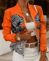 Gros plan sur une veste orange à manches longues avec des imprimés léopard stylés et un zip - S / Hauts / Orange